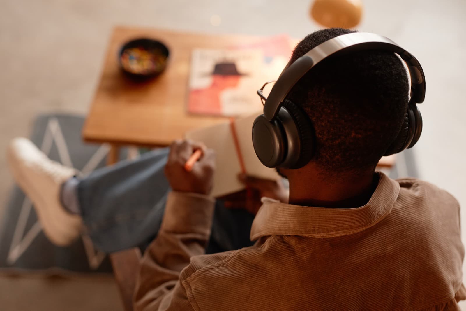 Persona escuchando música con audífonos