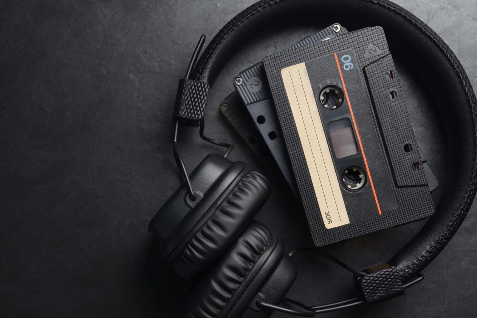 Audífonos y casetes de audio