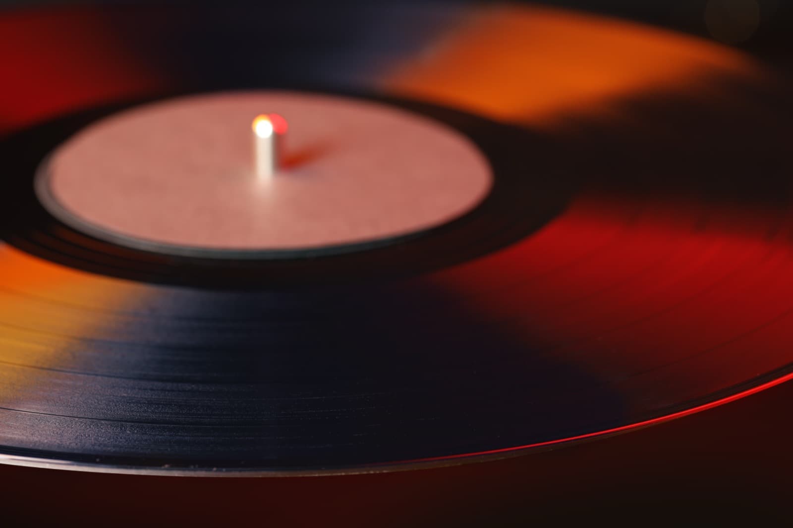 Detalle de tocadiscos con vinilo